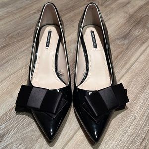 Zara Black Patent Leather Pumps Size (40) 8.5 with bow accents